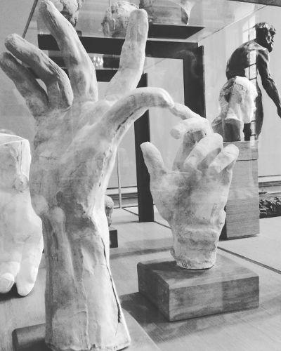 Fotografia delle mani modellate da Camille Claudel per i Borghesi di Calais di A. Rodin