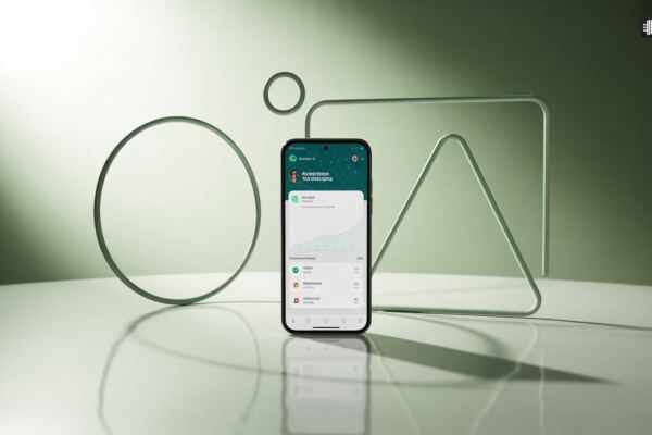Un'immagine minimalista di un cellulare circondato da figure geometriche a rappresentare il Check Up completo dei Canali Whatsapp