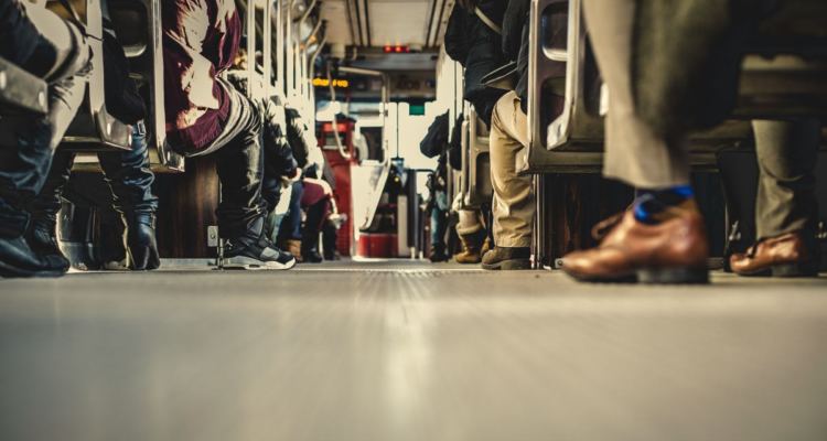 visione delle gambe e dei piedi di un gruppo di passeggeri di un autobus