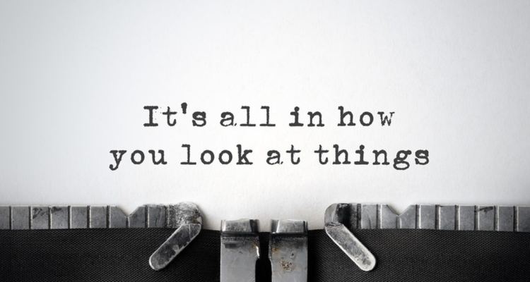 Frase scritta con macchina per scrivere: It's all in how you look at things