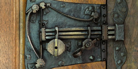 Una serratura antica come rappresentazione delle password sicure