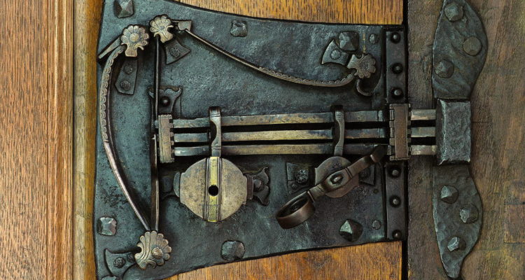 Una serratura antica come rappresentazione delle password sicure